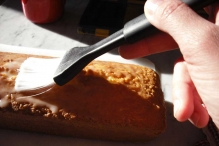 glazing cake
